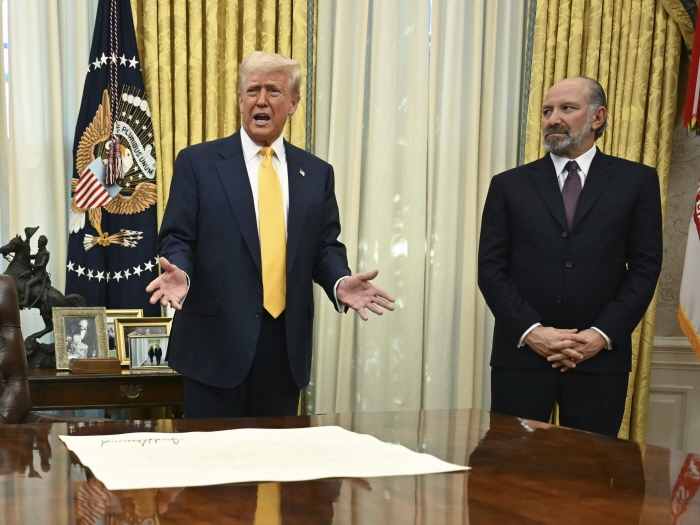 하워드 러트닉 상무부 장관의 취임선서가 열린 21일 백악관 집무실에서 도널드 트럼프 미국 대통령이 발언하고 있다. AP/뉴시스