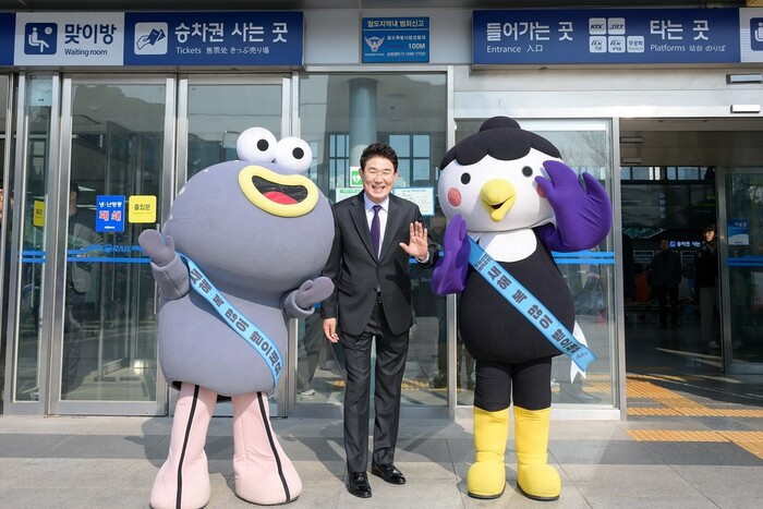 노관규 순천시장이 지역 대표 캐릭터인 루미·뚱이와 함께 새해 인사를 하고 있다. 사진=순천시 제공