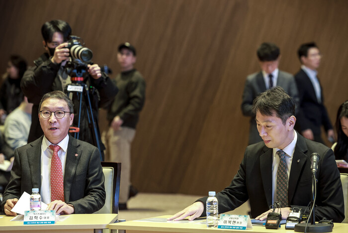 (왼쪽부터) 이복현 금융감독원장, 김학수 넥스트레이드 대표이사가 지난 20일 서울 영등포구 한국거래소에서 열린 증시 인프라 개선 관련 열린 토론회에 참석하고 있다. 사진=뉴시스