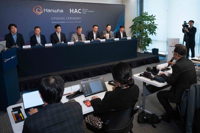 한화생명, 한화손해보험, 한화자산운용 등 한화 금융 3사는 2024년 3월 3일 미국 샌프란시스코에서 ‘한화 AI센터(HAC)’ 개소식을 개최했다. 사진 왼쪽부터 김일구 한화생명 AI연구소장, 김종호 한화자산운용 대표이사, 김래윤 한화 AI 센터장, 여승주 한화생명 대표이사 부회장, 김준석 한화생명 AI실장, 나채범 한화손해보험 대표이사, 이창희 한화생명 COE 부문장이 개소식 미디어 세션을 진행하고 있다. 사진=한화생명 제공