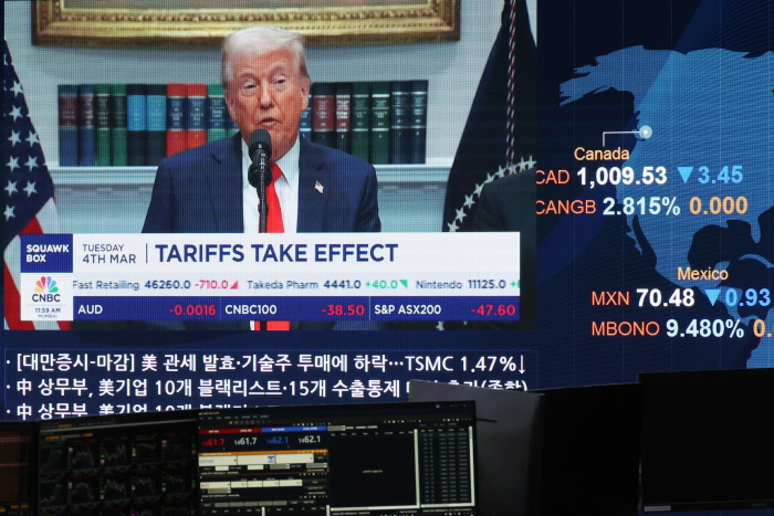 4일 오후 서울 여의도 KB국민은행 스마트딜링룸 모니터에 도널드 트럼프 미국 대통령의 관련 뉴스가 나오고 있다. 사진=뉴시스