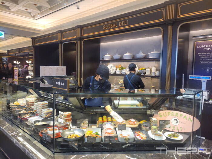 지난 5일 신세계백화점 강남점 지하1층 반찬코너 '수퍼판 델리'. 사진=김병주 기자