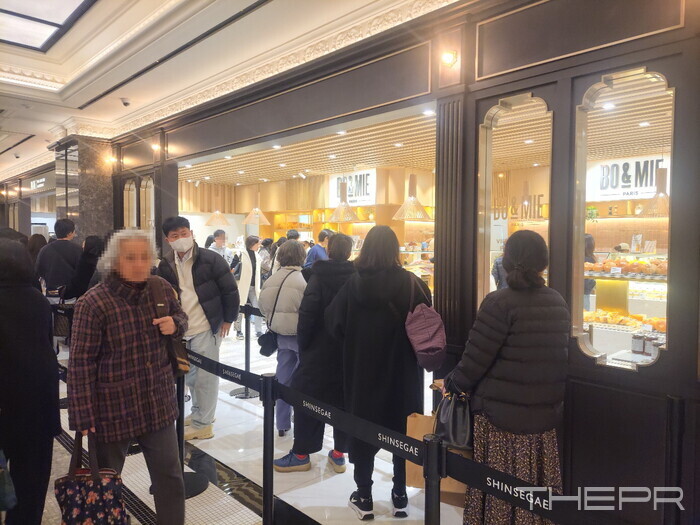 지난 5일 신세계백화점 강남점 지하1층 파리 블랑제리 ‘보앤미(BO&MIE)’를 사기 위해 소비자들이 줄을 서있다. 신세계백화점은 약 180㎡ 규모의 보앤미 신세계 강남점을 지난 28일 국내 론칭했다. 사진=김병주 기자