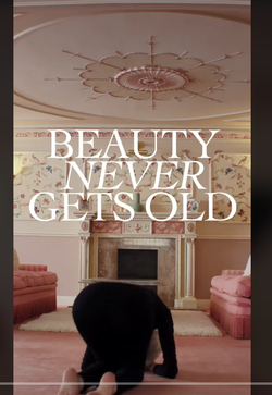 물구나무서기를 마친 시니어 여성 (사진 =Dove 틱톡 캡쳐)