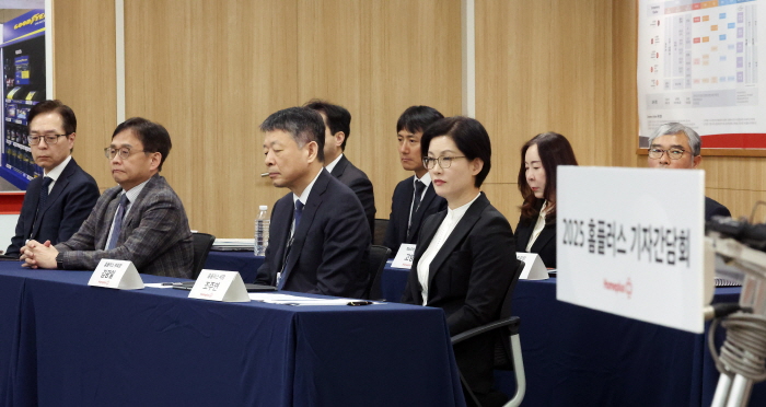 (앞줄 오른쪽부터) 조주연 사장과 김광일 부회장을 비롯한 홈플러스 경영진이 기자간담회에 참석하고 있다. 사진=뉴시스