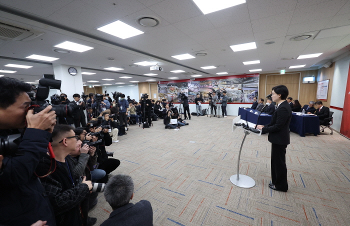 조주연 홈플러스 사장이 14일 오전 서울 강서구 홈플러스 본사에서 열린 기자간담회에서 최근 기업회생절차와 관련한 회사의 입장을 발표하고 있다. 사진=뉴시스