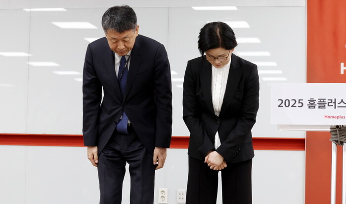 조주연(오른쪽) 홈플러스 사장과 김광일 홈플러스 공동대표(MBK 부회장)이 14일 오전 서울 강서구 홈플러스 본사에서 열린 기자간담회에서 최근 기업회생절차와 관련한 회사의 입장 발표 전 고개숙여 인사를 하고 있다. 사진=뉴시스