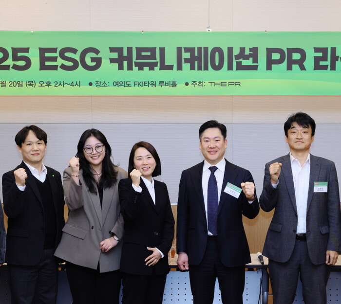 더피알 주최하는 미래 지향적 ESG 보고서 해법을 모색하는 ESG 커뮤니케이션 PR라운드테이블 전문가 5인 패널. (왼쪽부터) 연경흠 딜로이트 안진 상무, 이준희 법무법인 지평 경영컨설팅센터장, 이보화 삼일PwC 상무, 김정남 법무법인 화우 ESG 전략컨설팅그룹장, 정영일 법무법인 세종 ESG센터장 사진=전재현 기자 phototoday@naver.com