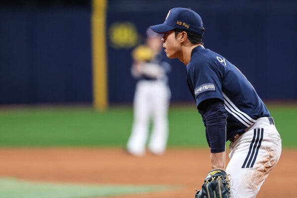 두산 베어스 선수 모자에 새겨진 'KB Pay'. 사진=두산 제공