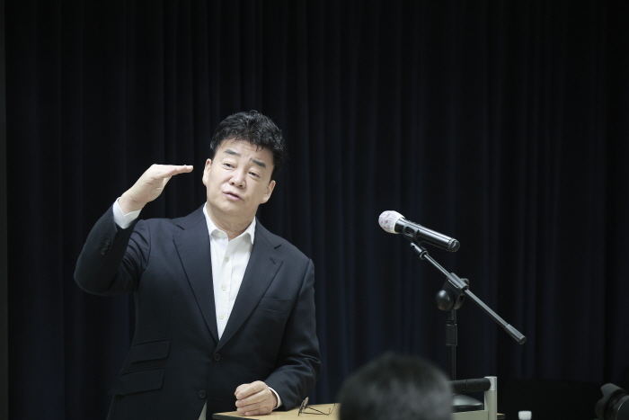 백종원 더본코리아 대표가 28일 서울 서초구의 한 회의공간에서 열린 더본코리아 주주총회에 참석해 취재진 질문에 답하고 있다. 사진=뉴시스