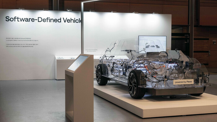 서울 강남구 코엑스에서 개최된 개발자 콘퍼런스 ‘플레오스 25’에 전시된 E&E 아키텍처. 사진=현대자동차그룹 제공