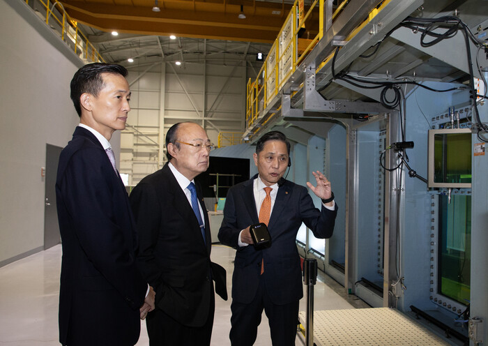 김승연 회장(가운데)과 김동관 부회장(왼쪽)이 지난해 11월 20일 경기 시흥 한화오션 R&D캠퍼스를 방문해 상업용 세계 최대 공동수조를 방문해 시연을 지켜보고 있다. 사진=한화