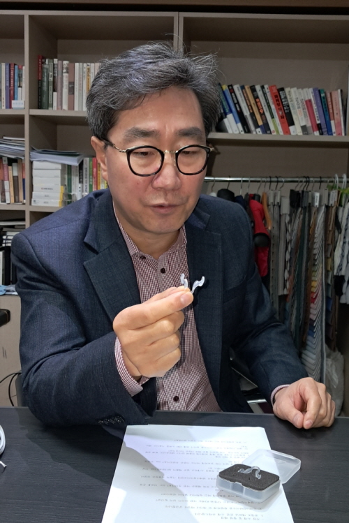 "정식 인가된 의료기기는 소재부터가 다릅니다" 권영조 영메디칼바이오 대표. 사진=김경탁 기자