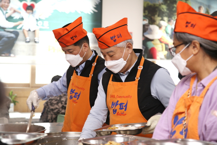 한전산업개발 함흥규 사장(중앙)과 이명식 대외협력처장(좌측) 등 봉사자들이 취약계층 어르신들에게 배식 봉사를 진행하고 있다.