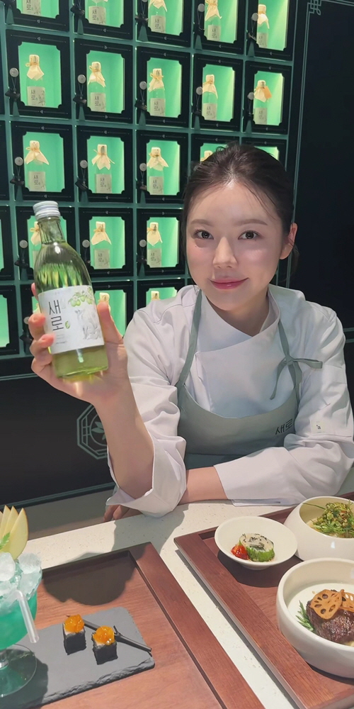 롯데칠성음료 새로의 브랜드 체험 콘텐츠 '새로도원' 팝업스토어에 방문한 조서형 셰프. 조 셰프는 지난해 종영한 넷플릭스의 요리 경연 프로그램 '흑백요리사'에 출연해 유명세를 떨쳤다. 사진=뉴시스