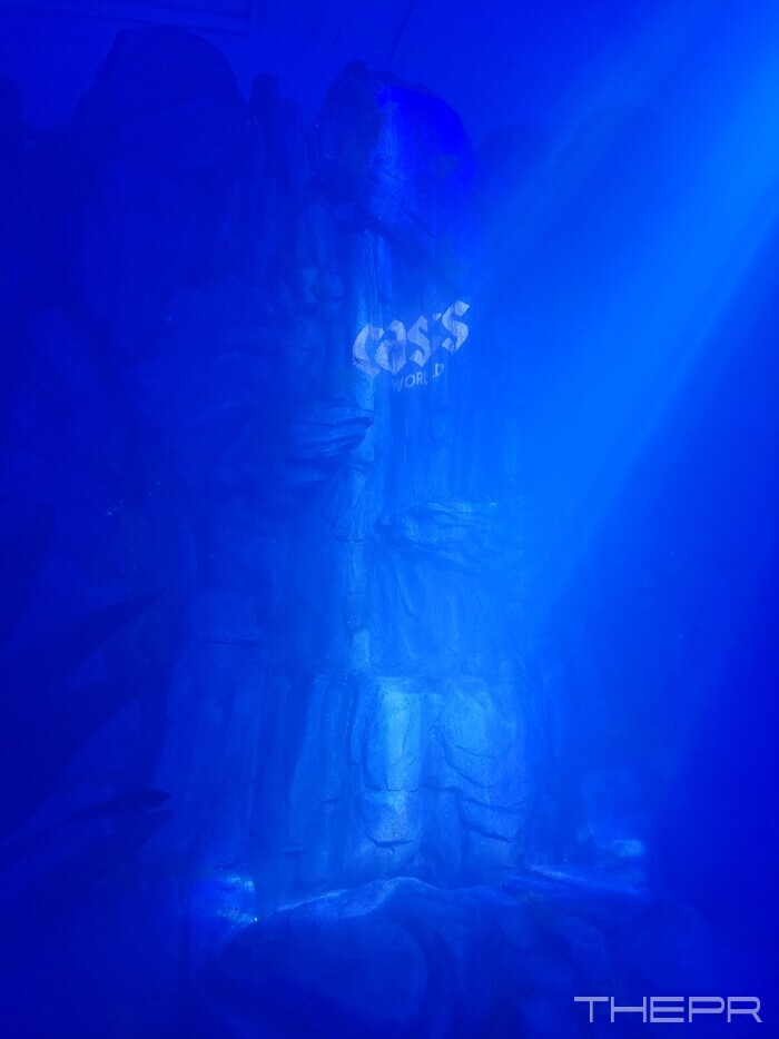 카스 팝업스토어의 메인, 카스케이드 폭포 조형물. 사진=김병주 기자