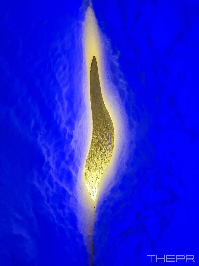 카스 월드 팝업스토어 '콜드 브루 케이브' 벽 틈으로 저온 숙성 중인 맥주를 형상화한 기포가 오르고 있다. 사진=김병주 기자