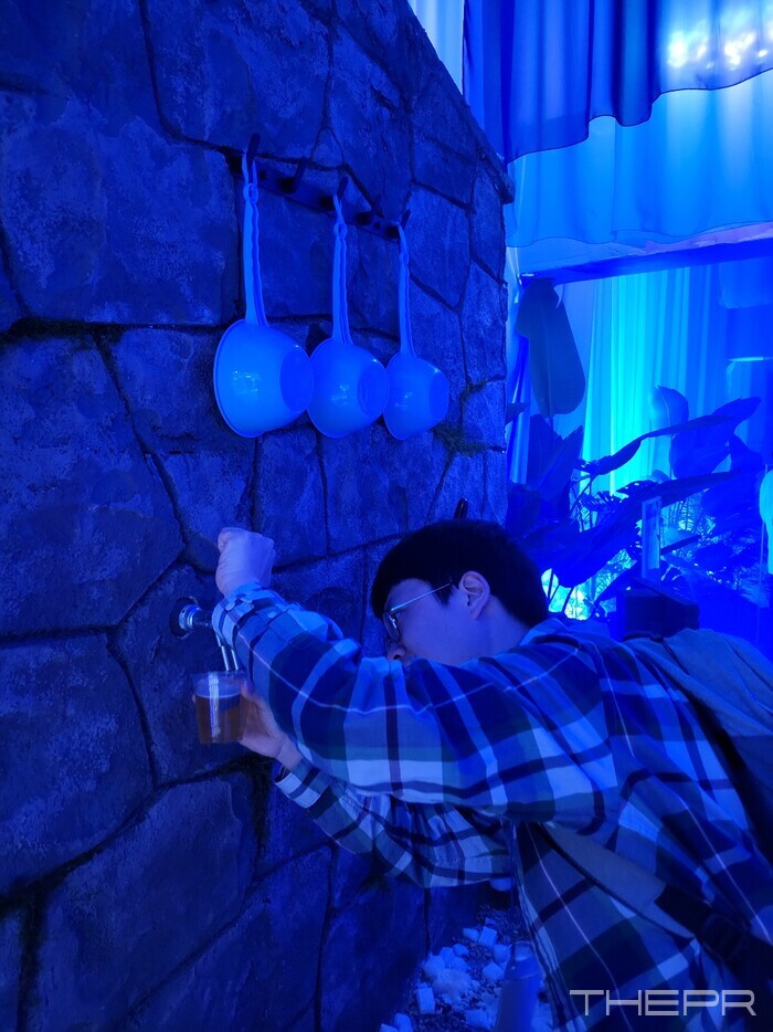 한 관람객이 미네랄 스프링에서 당일 생산한 카스 생맥주를 따르고 있다. 사진=김병주 기자