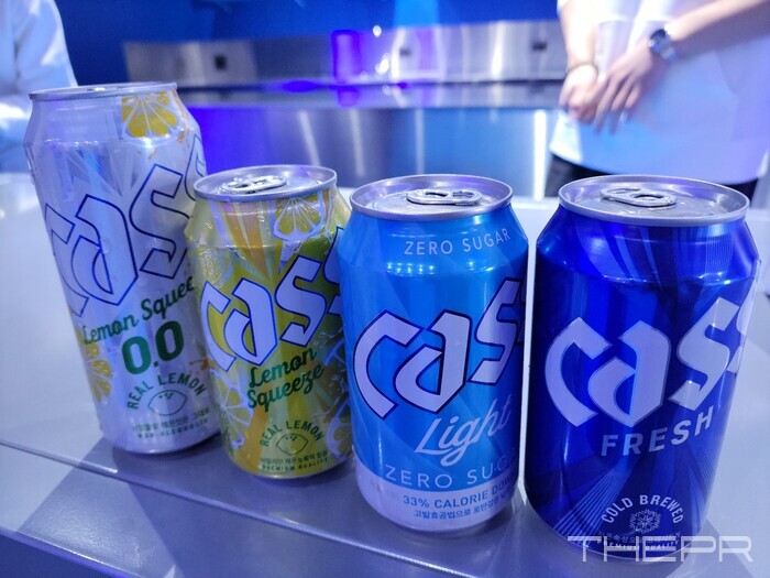 카스 바에서 맛볼 수 있는 4종의 리뉴얼 된 제품 라인업. 사진=김병주 기자