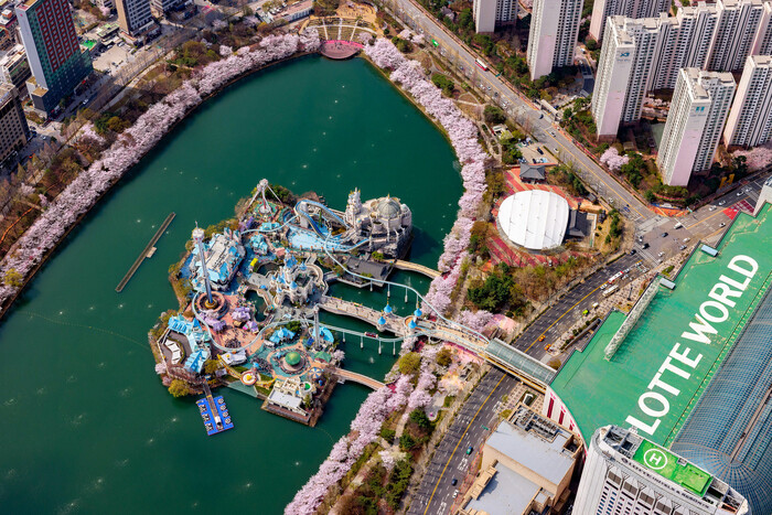 롯데월드타워 '서울스카이'에서 내려다본 석촌호수 벚꽃. 사진=뉴시스