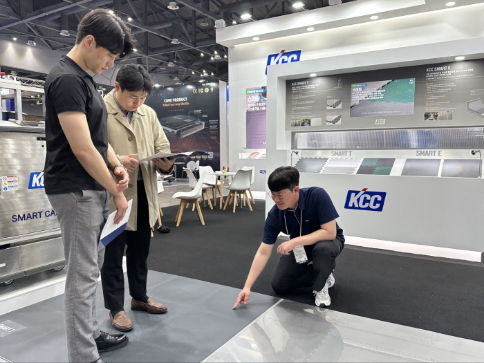 KCC가 국제물류산업대전에 참가해 방문객들에게 SMART T 바닥재에 대해 설명하고 있다.