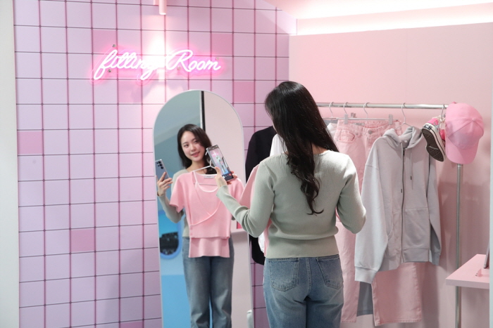 삼성전자관 ‘미션존’에서 관람객들이 ‘갤럭시 S25 시리즈’의 ‘실시간 비주얼 AI’ 기능으로 함께 어울리는 의상을 고르는 모습