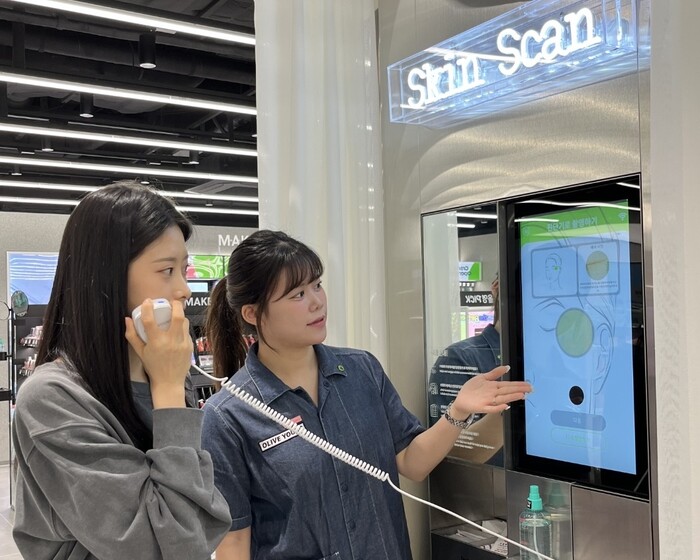 CJ올리브영이 올해 연말까지 전국 주요 상권 내 중대형 매장 100여 곳에 '체험형 뷰티 서비스'를 단계적으로 확대한다고 밝혔다. 사진=CJ올리브영 제공