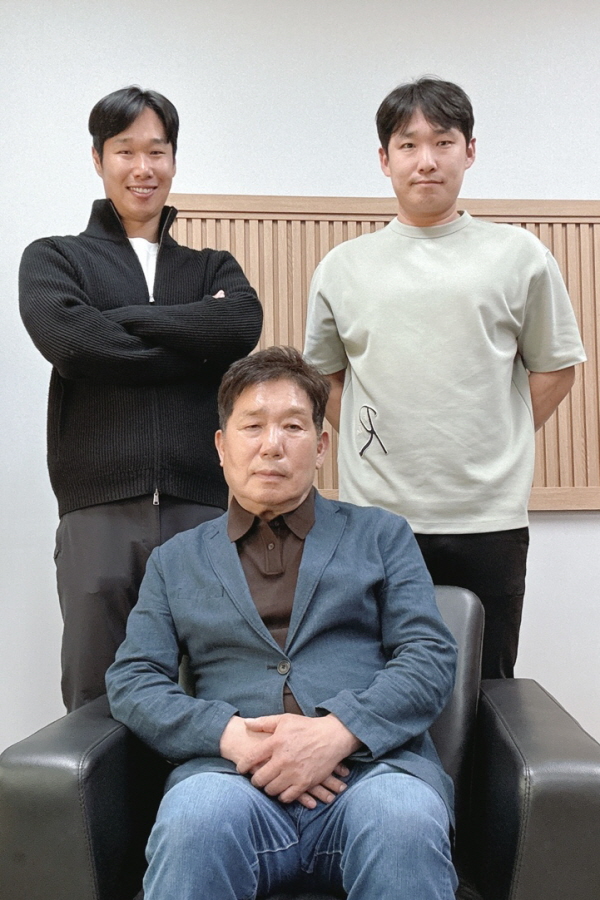 김덕한 대표와 두 아들. 왼쪽이 김윤동 대표이고 오른쪽이 김한동 대표다.