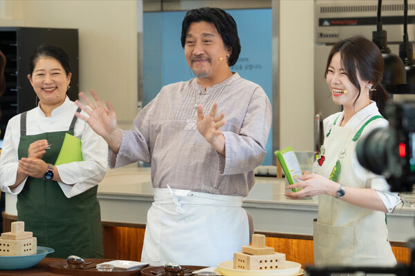 지난 4월 18~19일 개최된 모녀 고객 지속가능 가치 체험 행사 '스테이풀무원'에 풀무원 앰버서더인 셰프 에드워드 리가 현장 참가자들과 함께 두부를 만들고 있다. 사진=풀무원 제공