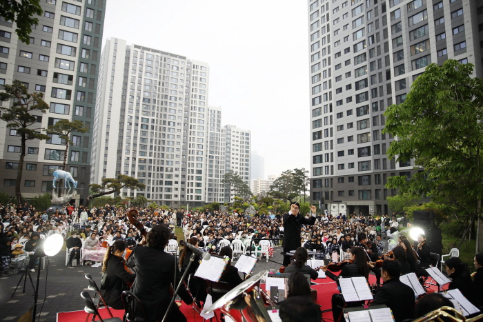 영흥숲 푸르지오 파크비엔 단지에서 웨스턴심포니 오케스트라가 연주를 선보이고 있다.