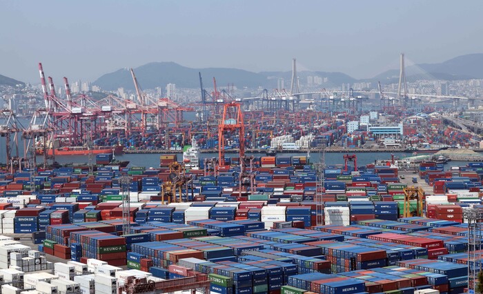 관세청에 따르면 지난 1~10일 수출은 전년 동기 대비 23.8%(40억1000만 달러) 감소한 128억 달러, 수입은 15.9%(27억6000만 달러) 줄어든 146억 달러를 기록하는 등 미국발 관세정책으로 불안정한 교역상황 속에서 수출과 수입이 모두 급감했다. 지난 12일 부산 남구 신선대 부두 야적장에 수출입 컨테이너가 가득 쌓여 있다. 사진=뉴시스