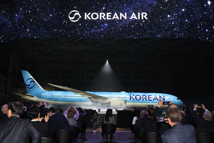 지난 3월 11일 열린 ‘라이징 나이트(Rising Night)’ 행사에서 공개된 대한항공의 새 CI.사진=뉴시스