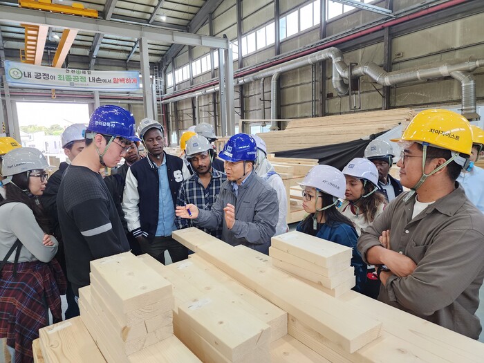GS건설은 해외 15개국 공무원 22명이 지난 16일 목조 모듈러 자회사 자이가이스트(XiGEIST) 충남 당진 생산시설을 견학하며 한국 모듈러 건축 기술을 탐방했다고 밝혔다. 사진=GS건설 제공