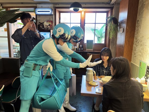 ‘에어컨 OFF OX게임’을 진행하는 후레시맵 요원들. 사진=삼양식품 제공