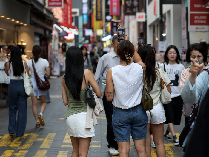 지난 21일 서울 중구 명동에서 외국인들이 관광을 즐기고 있다. 사진=뉴시스