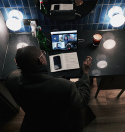 어셔가 공연중 대기실에서도 줌회의를 소집해 축사 작성에 참여하고 있다. (사진 = 뉴욕타임스 보도)