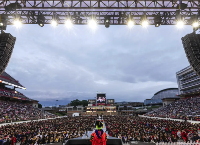메릴랜드 대학교에서 수만 명의 졸업생과 그 가족들이 개구리 커밋에게 인생의 조언을 듣고 있다. (사진 = AP뉴스 보도)