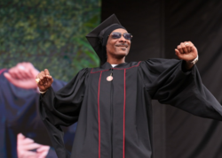 래퍼 스눕독이 졸업축사를 전하며 춤을 추고 있다 (사진 = uscmarshall 인스타그램)