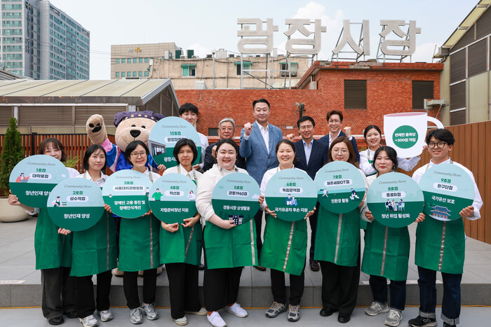 지난 5월 28일 열린 커뮤니티 스토어 10호점 광장마켓점 오픈 기념 협약식에서 (뒷줄 왼쪽 3번째부터) 광장시장상인총연합회 이부영 상우회장, 스타벅스 손정현 대표이사, 동반성장위원회 박치형 운영처장, 광장주식회사 김시균 부장이 커뮤니티 스토어 1~10호점 점장들과 기념 사진을 촬영하고 있다. 사진=스타벅스 제공