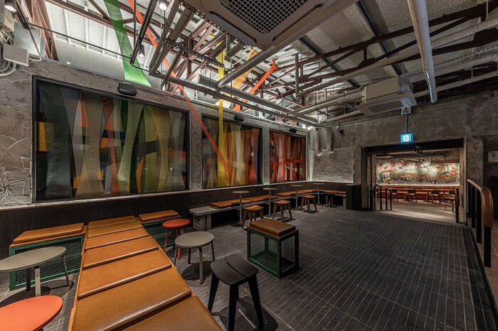 29일 오픈한 스타벅스 스페셜 스토어 광장마켓점에 설치된 포목 미술작품 및 2층 공간의 모습. 사진=스타벅스 제공