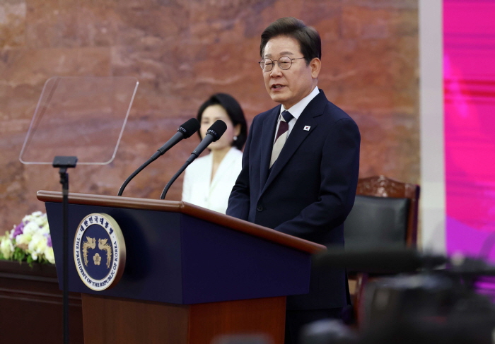 이재명 제21대 대통령이 4일 오전 서울 여의도 국회 로텐더 홀에서 열린 취임식에서 취임사를 하고 있다.  뉴시스