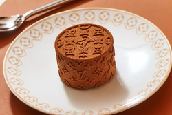 르 카페 루이비통에서는 로고가 엠보싱된 디저트를 맛보며 브랜드 몰입 경험을 할 수 있다 (사진 =  Food&Wine 보도)