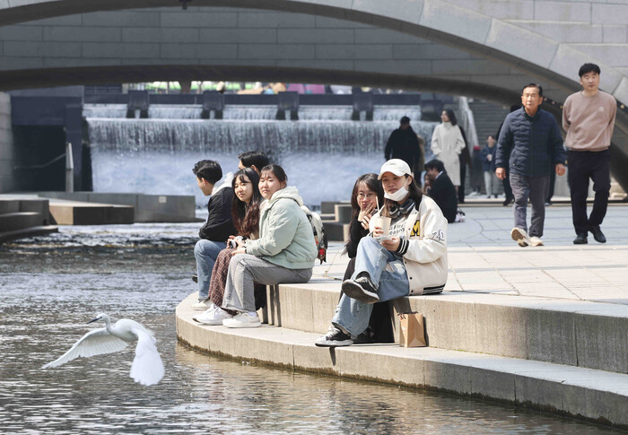지난 3월 10일, 봄날씨가 찾아온 가운데 서울 종로구 청계천 인근에서 점심시간을 맞아 산책을 하는 직장인들의 모습. 사진=뉴시스