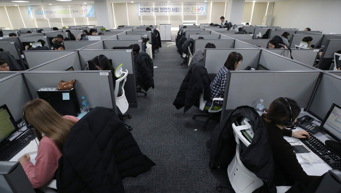 서울 영등포구 질병관리본부 1339콜센터에서 상담 업무를 보고 있는 상담원들. 사진=뉴시스