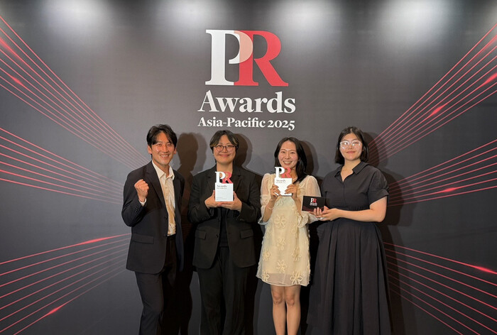 왼쪽부터 도모 이선종 대표, 박다운 과장, 신유진 대리, 김수현 사원이 홍콩 JW 메리어트호텔에서 열린 ‘아시아퍼시픽 PR어워드’ 시상식에서 기념 사진을 촬영하고 있다. 사진=도모 제공