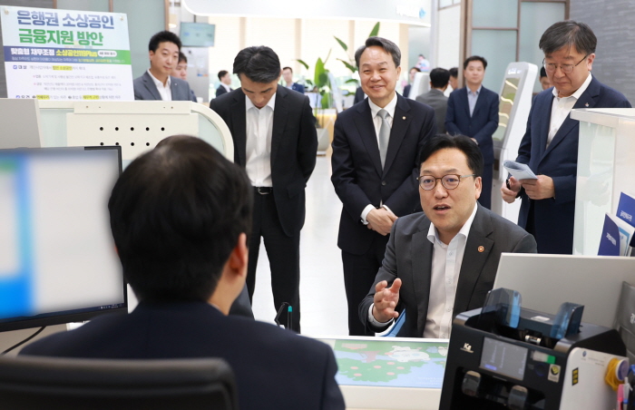 5월 8일 서울시 중구 신한은행 본점 영업부에서 ‘은행권 소상공인 금융지원 현장 간담회’를 개최하고 김병환 금융위원장과 진옥동 신한금융 회장 등이 참석한 가운데 김병환 금융위원장이 직원의 설명을 경청하는 모습