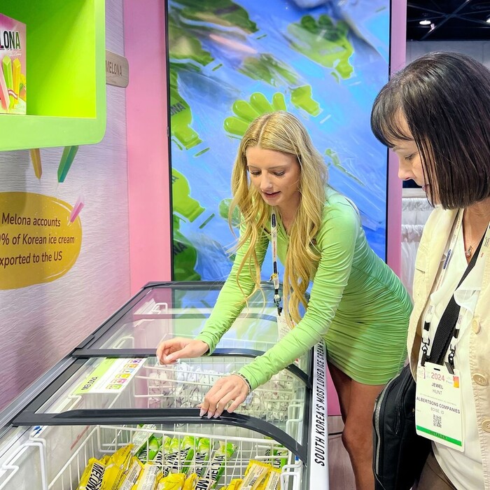 지난해 미국 식품박람회에 참여한 빙그레가 주력 제품인 메로나를 선보이는 모습. 사진=빙그레 제공