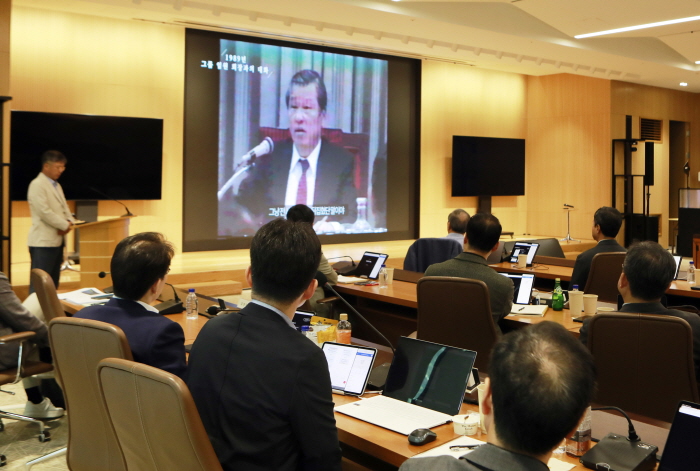 2025 SK 경영전략회의에 참여한 SK 경영진이 최종현 선대회장의 육성을 들으며 SKMS 철학과 정신을 되새기고 있다. 샤진=SK 제공