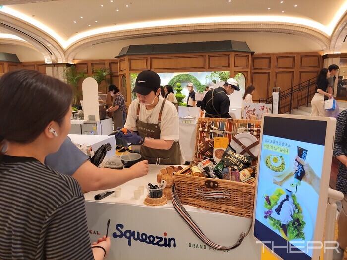 지난 17일 신세계백화점 강남점 '넥스트로컬' 팝업스토어에서 임정은 스퀴진 공동대표가 고객들에게 '김소스씨'의 시식을 권하고 있다. 사진=김병주 기자