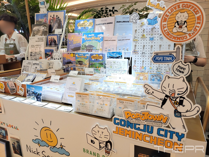 지난 17일 신세계백화점 강남점 '넥스트로컬' 팝업스토어에서 충남 공주 지역 커뮤니티 디자인 솔루션 브랜드 '다이얼팩토리'의 닉샘스튜디오 디자인 굿즈와 아트워크 등이 놓여있다. 사진=김병주 기자